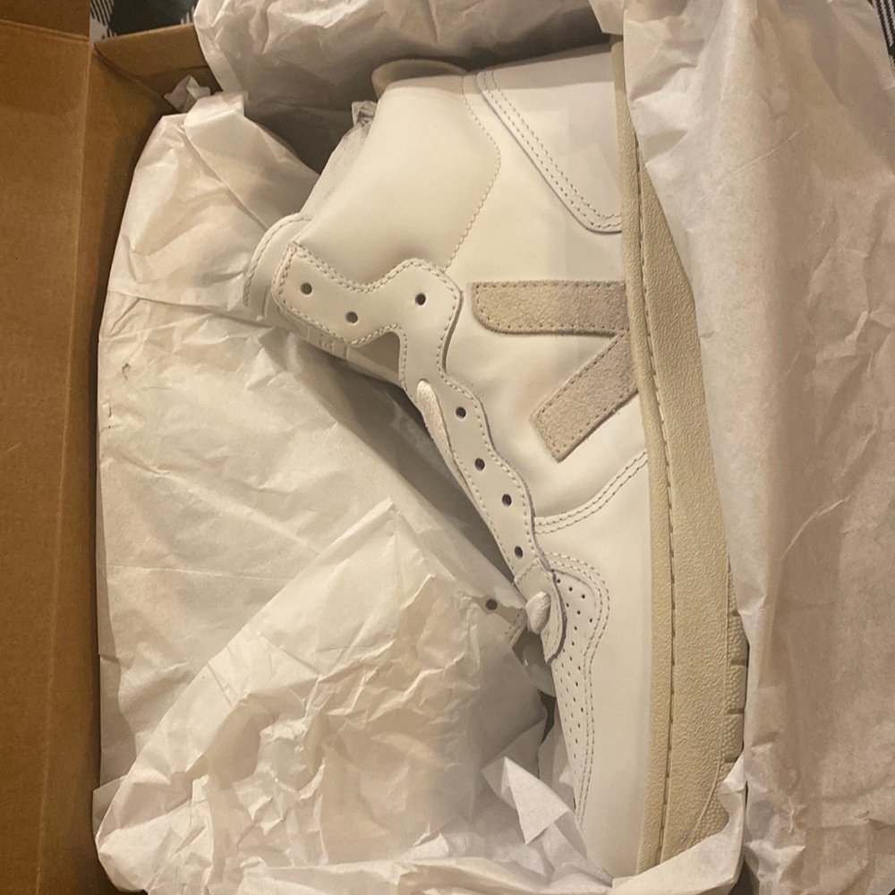 BNWT Veja V15 woman’s high top size 8 white